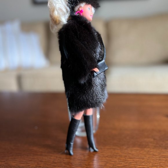 Barbies with Mink Coat - Picture 5 of 6